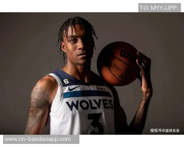 麦克丹尼尔斯半场表现出色9中6砍下15分2篮板3盖帽助力球队攻防稳定